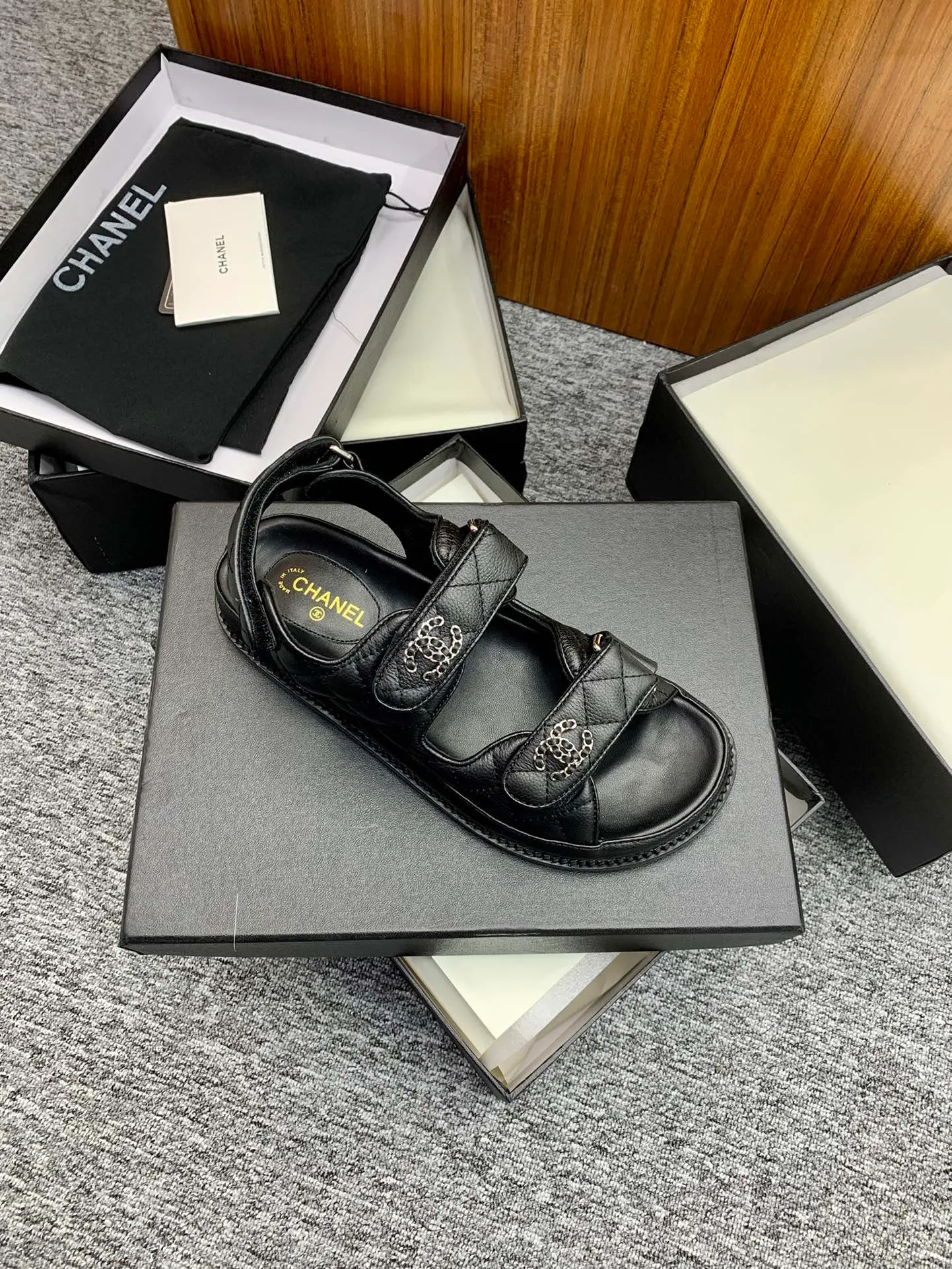 👟👟Ex-factory price 480👟👟 👑Crown👑Top purchasing version✈️ CHANEL Xiaoxiang 2022 spring and summer latest season double C Velcro casual sandals! Summer beach sandals 🏖️! A sandal that is super comfortable on your feet! A must-have classic! ✊Adhere to the original 1:1 mold customization! Feel free to compare! Give you a genuine foot feel! The first choice for high-end customers to purchase ❤️ [Material] 👑 Fabric: Original customized pebbled cowhide/satin buckle 👑 Lining: Original imported water-dyed sheepskin 👑 Outsole: Original open-molded genuine leather outsole [Number of yards] 35-41 (⚠️34/41 needs to be customized, non-refundable and non-exchangeable) [Packaging] 🎁Configured with original packaging